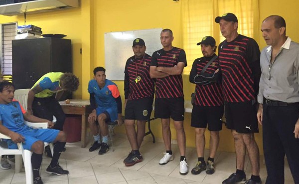 La presentación de Miguel Falero ante la plantilla. Foto tomada del Facebook del Real España.