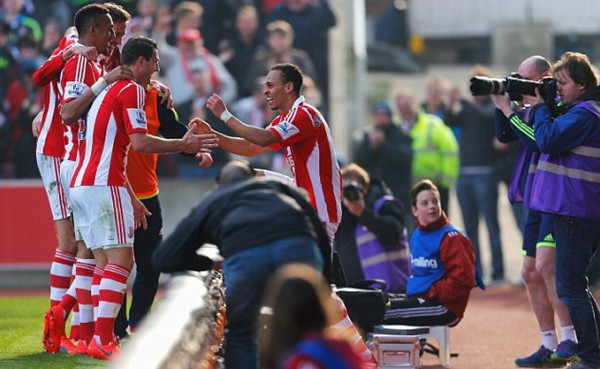 Stoke City derrotó a Hull City en duelo de equipos de hondureños