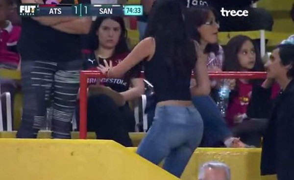 VIDEO: Bella aficionada se roba la mirada en juego de México