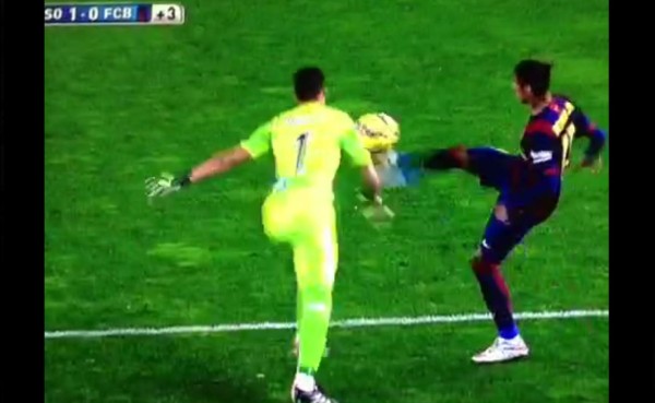 VIDEO: Neymar intentó avivarse y terminó amonestado