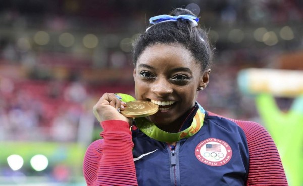 ¿Por qué los medallistas olímpicos muerden sus medallas?