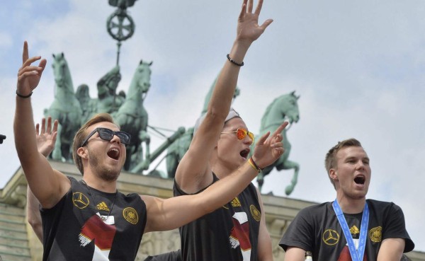 Locura en Berlín con llegada de selección de Alemania