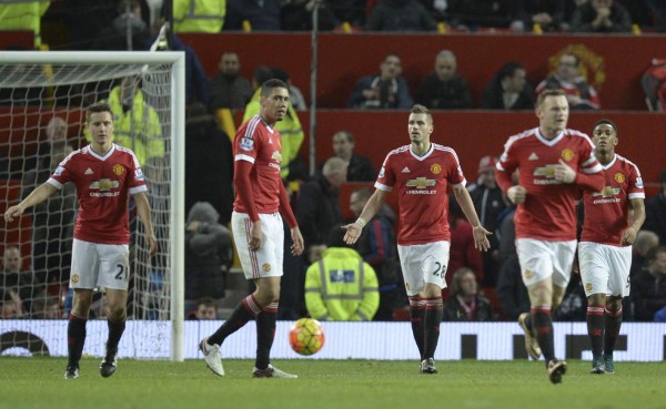 Manchester United tropieza con el Southampton y peligra Van Gaal