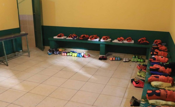 Utileros echan agua bendita en camerino del Motagua previo a la Gran Final