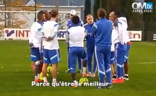VIDEO: Bielsa cautiva a sus jugadores con magistral charla