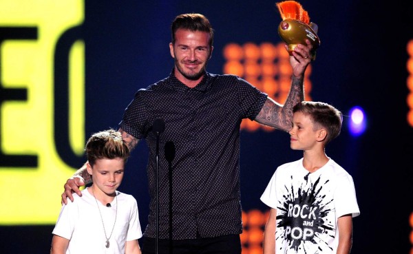 VIDEO: Bañan en oro a David Beckham e hijos