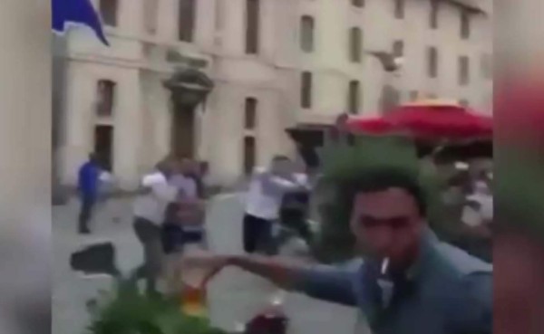 VIDEO: En pleno disturbio en Marsella hombre no dudó en salvar su cerveza