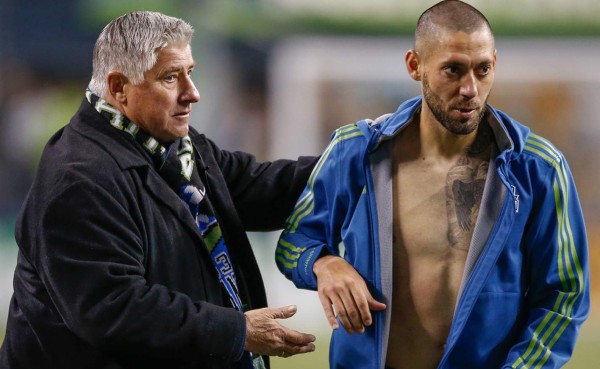 Castigan con tres partidos a Clint Dempsey por altercado con árbitro