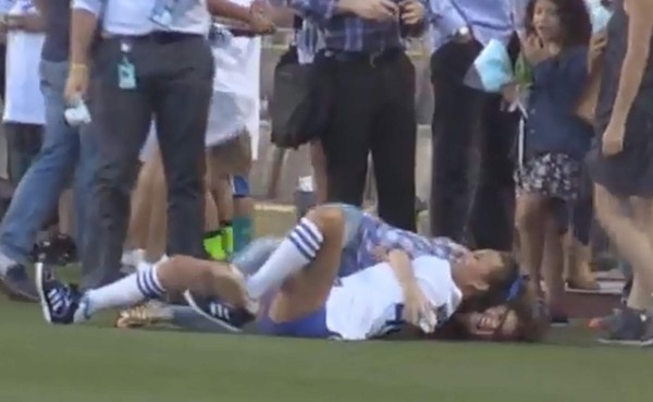 Modelo salta ebria a la cancha para el primer lanzamiento