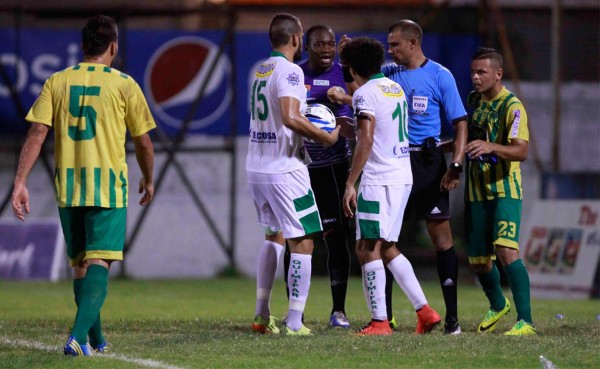 VIDEO: Rambo de León anota y se va a reclamarle al portero del Parrillas