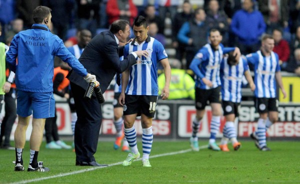 Roger Espinoza y los números de su aventura en Inglaterra con el Wigan