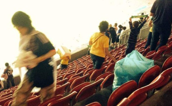 Afición japonesa limpió graderías del estadio Permanbuco