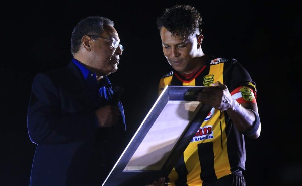 Olimpia entregó reconocimiento y un cheque a Carlos Pavón