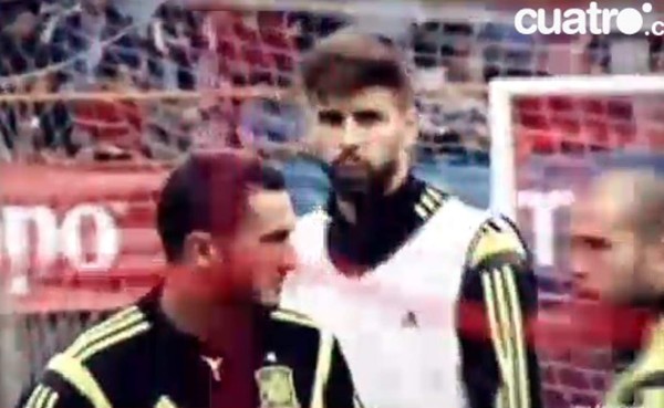 VIDEO: Piqué firma una bandera de España ante monumental silbatina