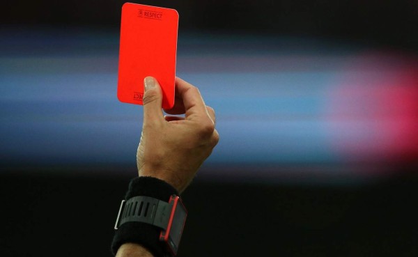 Expulsan a futbolista sueco por tirarse un pedo frente al árbitro