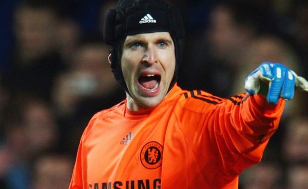 Petr Cech: Luego de casi una década defendiendo el arco de los blues de Londres, el portero checo fue relegado por el belga Courtois y podría salir del equipo, donde tiene un ingreso semanal relativamente discreto de 112 mil dólares.