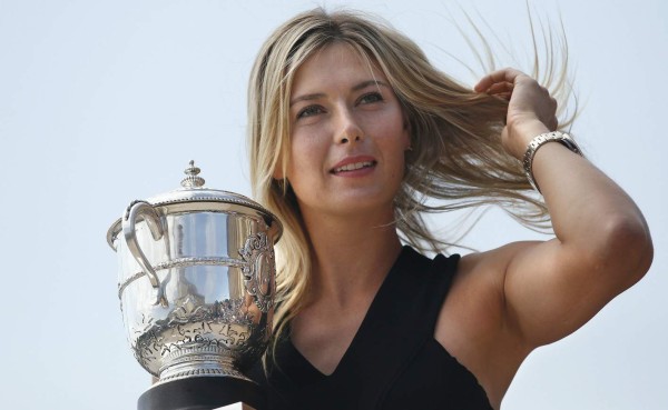 Sharapova hipnotiza París mientras exhibe su corona y todos sus encantos