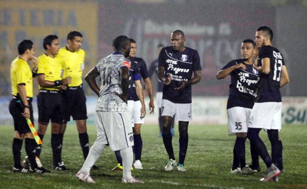 ¡Penoso! Honduras Progreso-Motagua inició tarde por problemas de uniforme