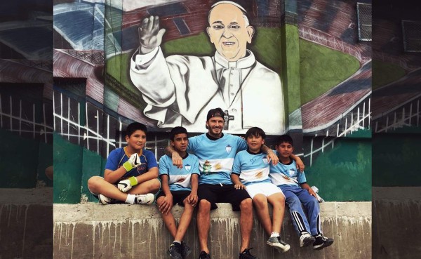 David Beckham jugó fútbol con niños de un barrio pobre en Argentina