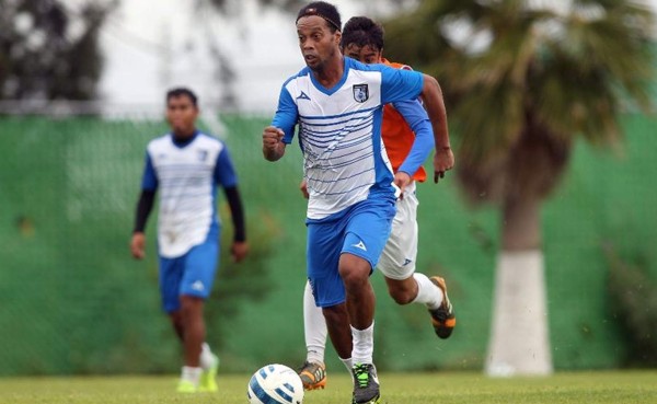 Ronaldinho podría ser despedido del Querétaro por ausentismo