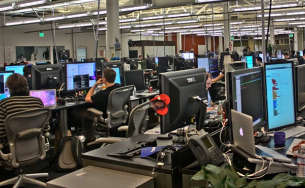 Estos son los 'exorbitantes' salarios que paga Facebook y Google