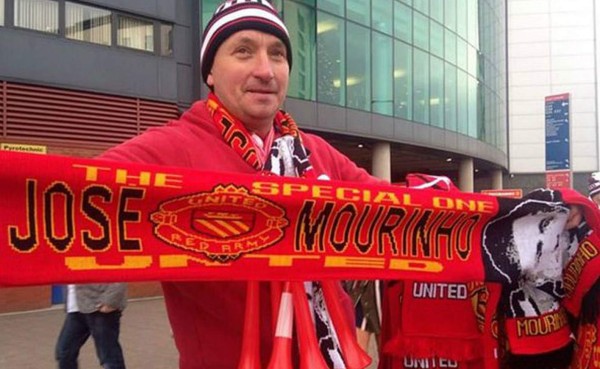 Ya se venden bufandas de José Mourinho en Old Trafford