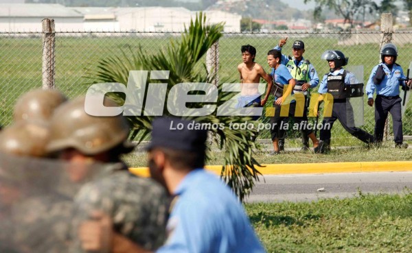 Imágenes: Piedras, armas y violencia en la pelea de barras previo al Real España-Olimpia
