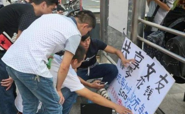 Estudiante chino alquila a su novia para comprar un iPhone 6