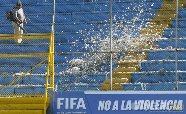Botellas de vidrio, portones rotos y piedras, así amaneció el estadio Morazán
