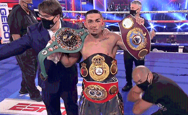 Teófimo López es campeón mundial de peso ligero.