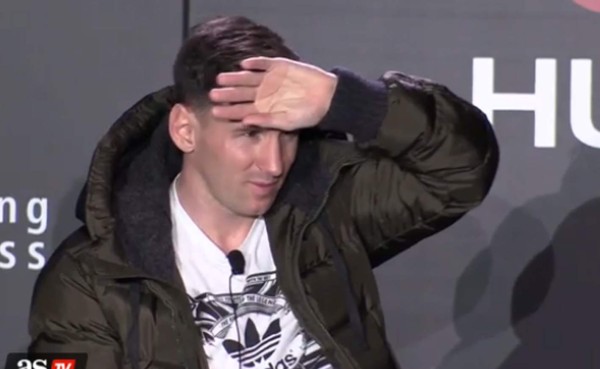 VIDEO: Messi sufre con alumbrado en acto publicitario