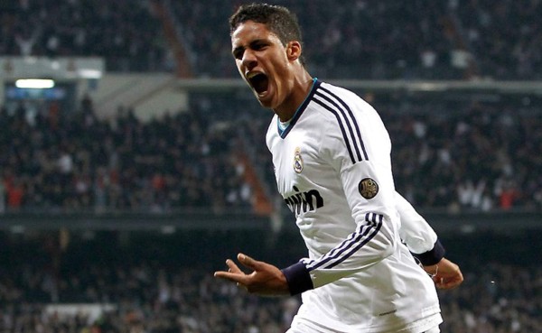 Varane se mira acabando su carrera en el Real Madrid