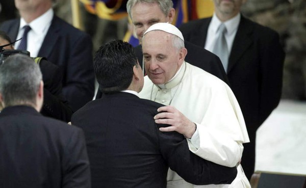 Papa Francisco recibe a Diego Maradona en su residencia