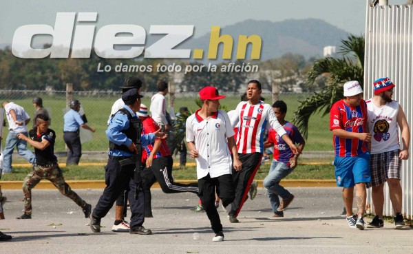 Imágenes: Piedras, armas y violencia en la pelea de barras previo al Real España-Olimpia