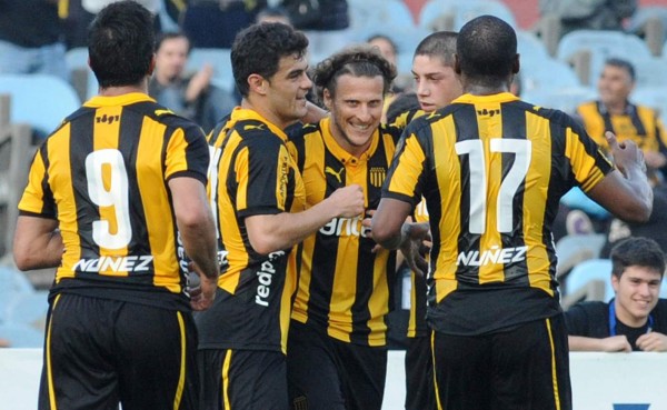 Diego Forlán se estrena con doblete en Peñarol de Uruguay