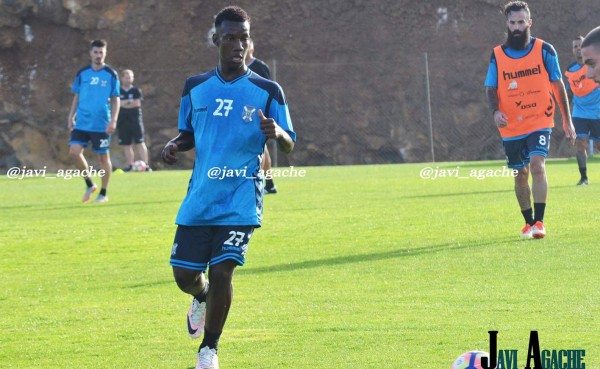 El hondureño Darixon Vuelto anota su primer gol con el Tenerife en amistoso