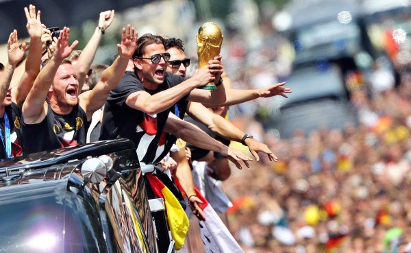 Locura en Berlín con llegada de selección de Alemania