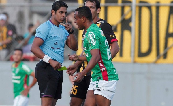 VIDEO: ¿Era o no falta de Marlon Peña sobre Romario Pinto?