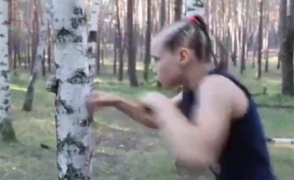 VIDEO: Niña de nueve años rompe árboles a puñetazos con brutal entrenamiento