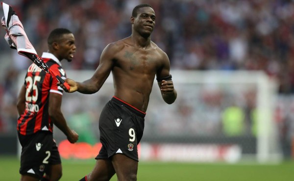 Video: Balotelli mantiene al Niza en el liderato con un tremendo gol y luego fue expulsado