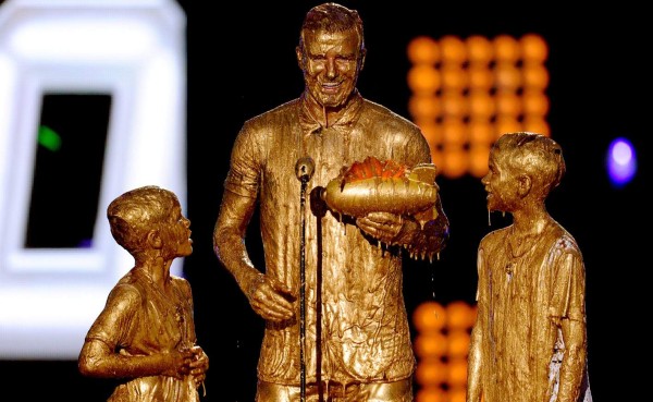 VIDEO: Bañan en oro a David Beckham e hijos