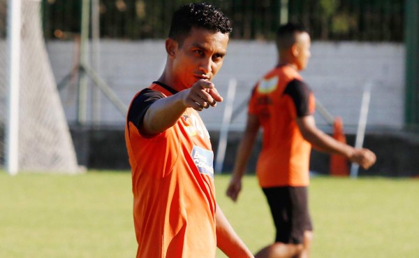 Mario Berríos no ve de menos a los defensas Osman Chávez y 'Gringo' Fernández