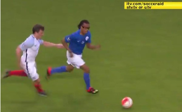 VIDEO: La terrible entrada de un presentador a Edgar Davids