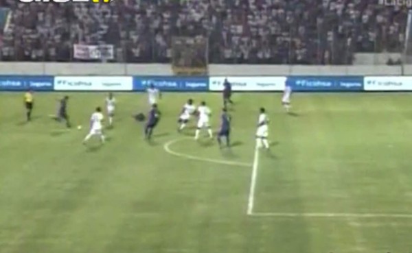 VIDEO: Irvin Reyna sorprende a Noel Valladares y le anota golazo