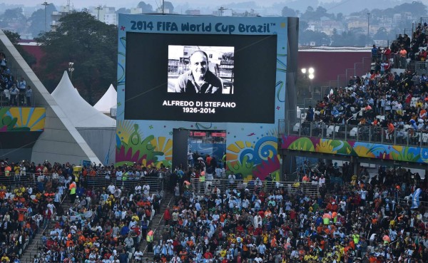 Homenaje a Di Stéfano antes de semifinal entre Argentina y Holanda