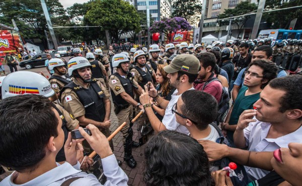 Incidentes en calles brasileñas durante el Brasil - México
