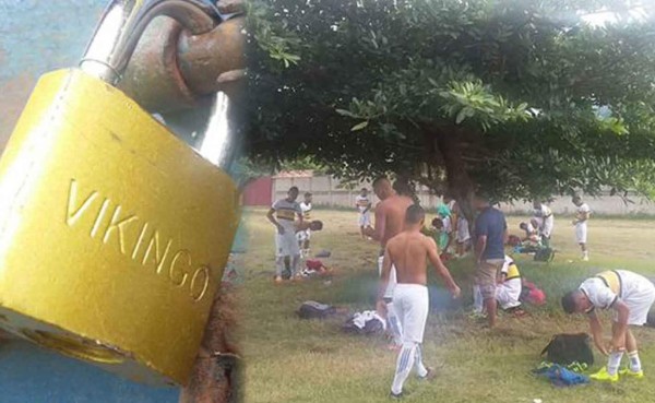 Increíble, jugadores del Boca Juniors se cambian debajo de árbol en Copa Presidente