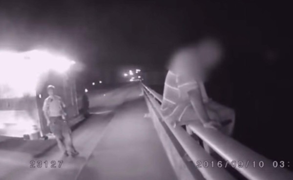 VIDEO: Policía salva a hombre suicida hablándole de fútbol