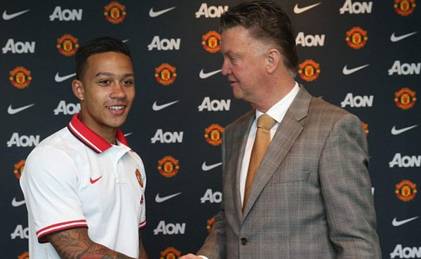 Manchester United presenta a Memphis Depay, su futura nueva estrella