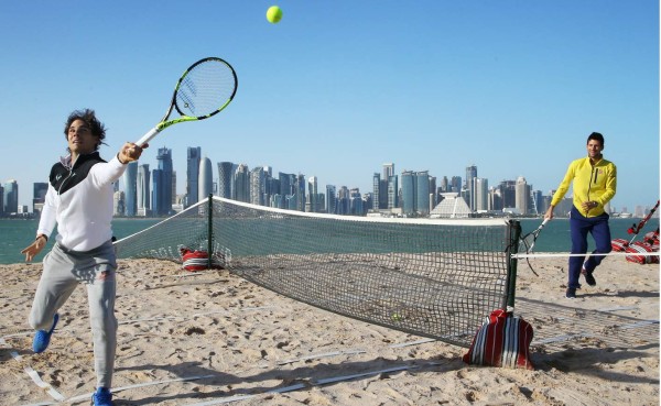Rafael Nadal y Novak Djokovic se enfrentaron en la playa